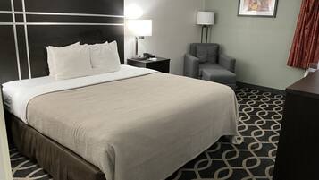 Een bureau, een laptopwerkplek, een strijkplank/strijkijzer