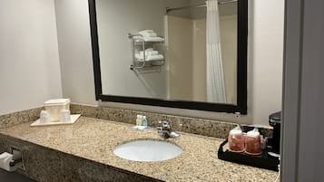 Bañera, secador de pelo, toallas