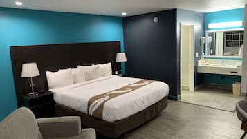 Quarto, 1 cama King, para não fumantes | Roupas de cama premium, camas com colchões pillow-top, escrivaninha