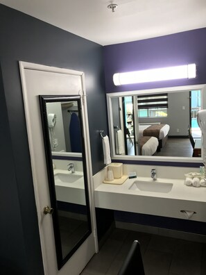 Standard-Doppelzimmer, 2 Doppelbetten, Nichtraucher | Waschbecken im Bad
