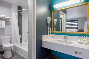Kombinasi shower/bathtub dan perlengkapan mandi gratis