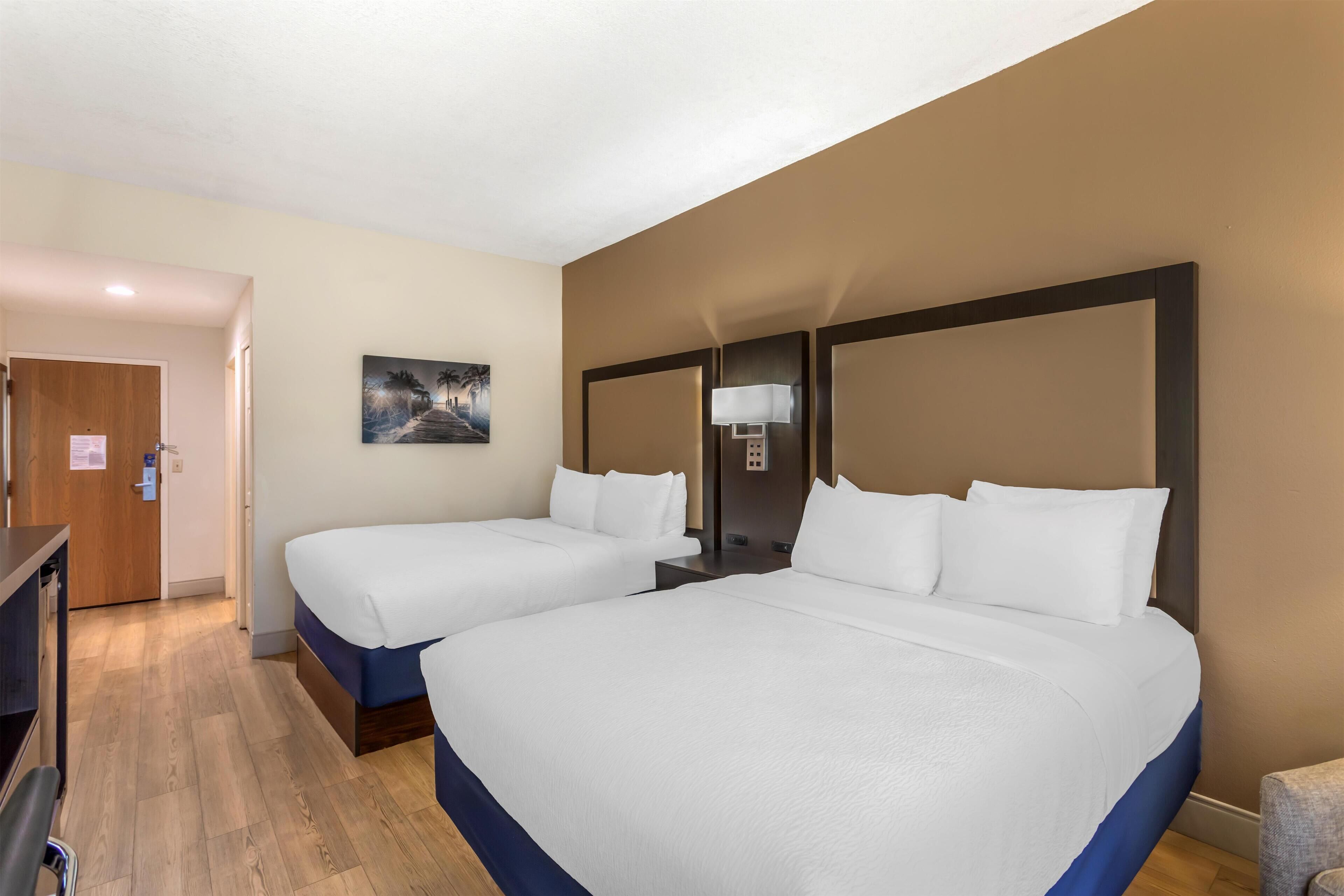 Rom – standard, 2 queensize-senger, ikke-røyk, kjøleskap og mikrobølgeovn | Safe på rommet, skrivebord og skrivebord for bærbar PC