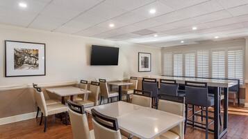 ๋งค์ผ ํ ๋ธ๋ ํผ์คํธ ๋ฌด๋ฃ ์์นจ ์์ฌ ํฌํจ