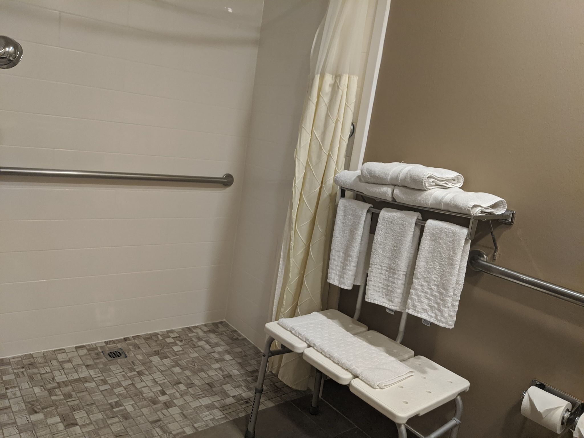 standard room, 1 king bed, accessible, non smoking | bathroom | free toiletries, hair dryer, towels, soap