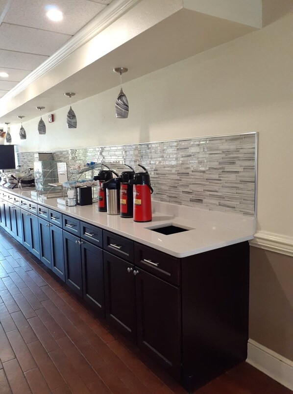 朝食 (フル ブレックファスト)、毎日提供 (無料)