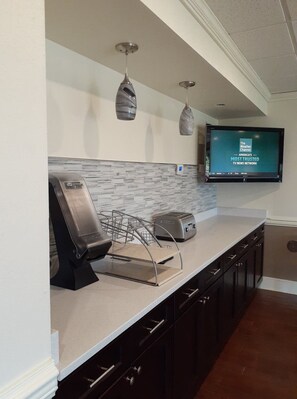 朝食 (フル ブレックファスト)、毎日提供 (無料)