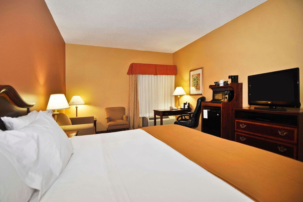 In-room safe, desk, laptop workspace, iron/ironing board