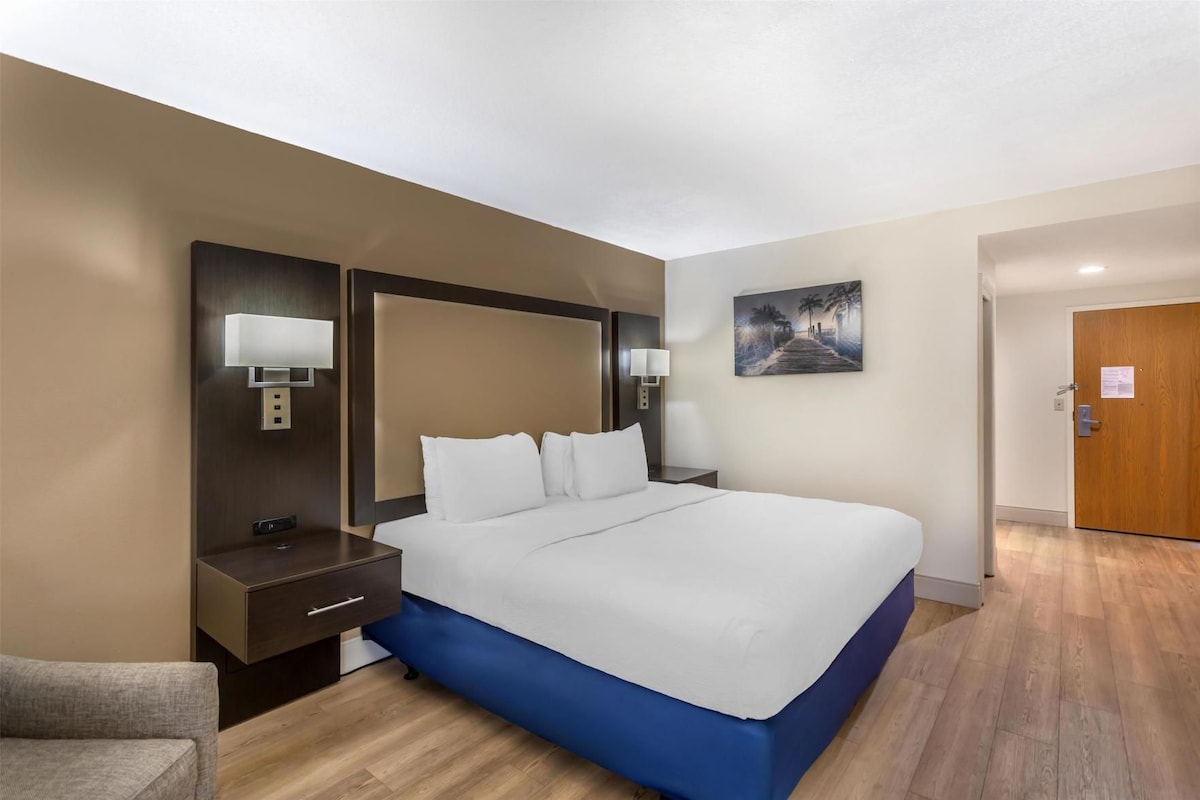 In-room safe, desk, laptop workspace, iron/ironing board