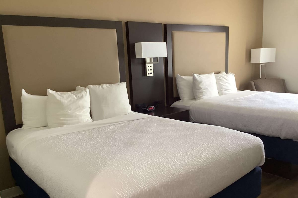 Standard Room, 2 Katil Ratu (Queen), Non Smoking, Refrigerator & Microwave | Peti besi dalam bilik, meja, ruang kerja komputer riba