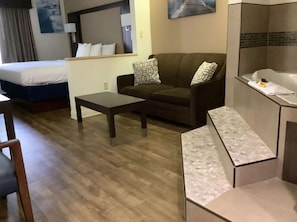 Suite, 1 King-Bett, Nichtraucher, Whirlpool | Zimmersafe, Schreibtisch, laptopgeeigneter Arbeitsplatz