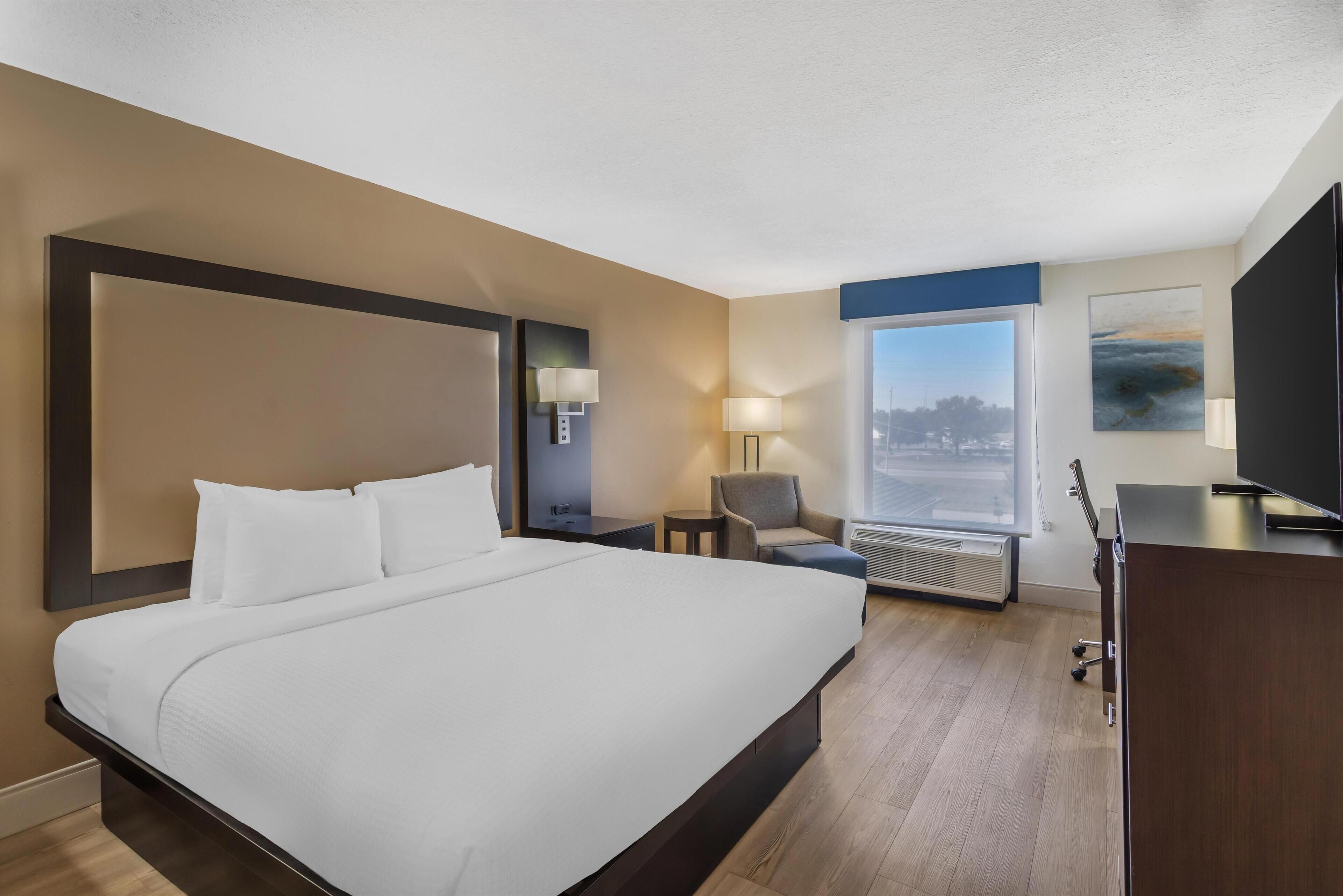 Rom – standard, 1 kingsize-seng, tilgjengelighetstilpasset, badekar | Safe på rommet, skrivebord og skrivebord for bærbar PC