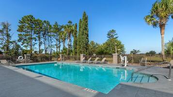 Hồ bơi ngoài trời, ghế dài tắm nắng