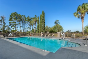 Outdoor pool, pool loungers - Best Western Plus Madison (Madison)