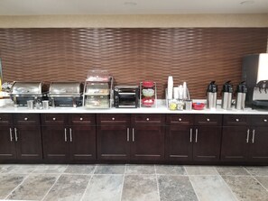 Café da manhã com buffet grátis todos os dias