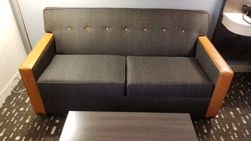 Työpöytä, kannettavalle tietokoneelle sopiva työtila, pimennysverhot