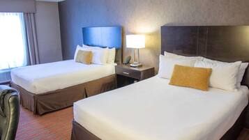 Camera, 2 letti queen, non fumatori | Una cassaforte in camera, una scrivania, ferro/asse da stiro