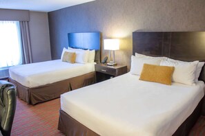 Quarto, 2 camas Queen, para não fumantes | Cofres nos quartos, escrivaninha, ferros/tábuas de passar roupa, berços
