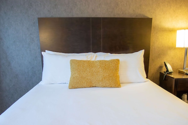 Habitación, 2 camas Queen size, para no fumadores | Caja de seguridad en la habitación y escritorio