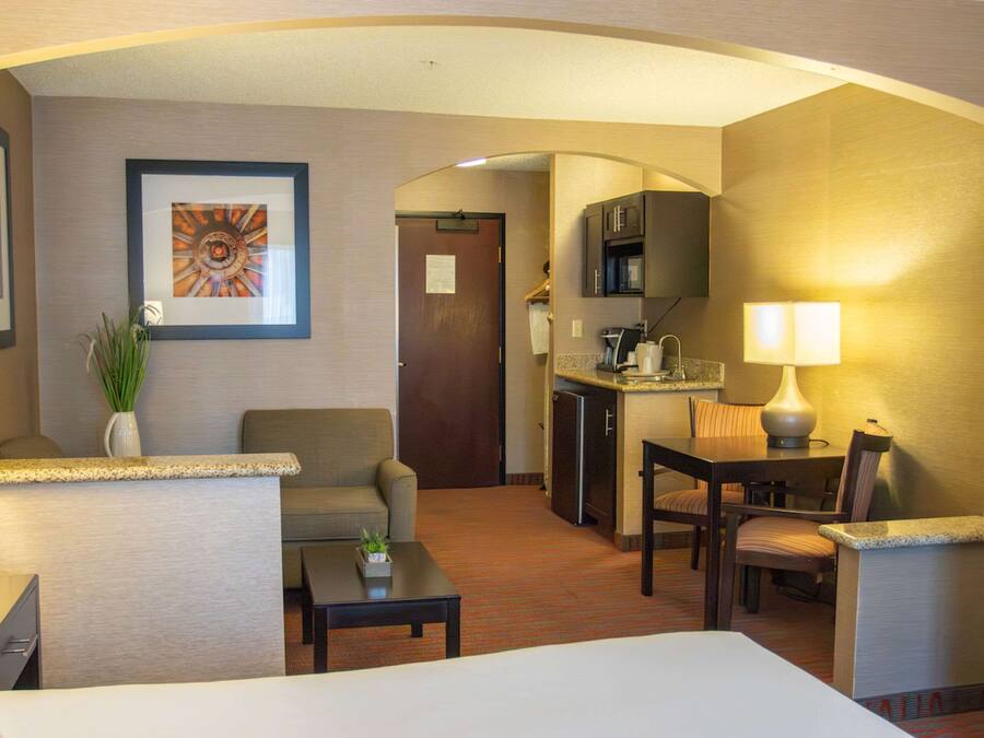 Studio Suite, 1 King Bed, Non Smoking | In-room safe, desk, iron/ironing board, cribs/infant beds