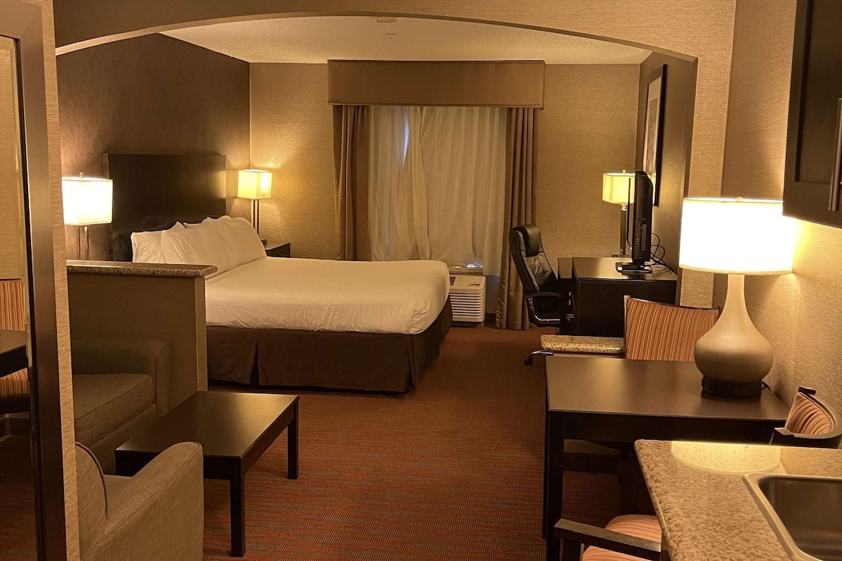 studio suite, 1 king bed, non smoking | in-room safe, desk, iron/ironing board, cots/infant beds