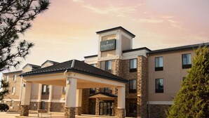 A Country Inn & Suites hotel with a covered entrance and a brick facade. - Country Inn & Suites by Radisson, Garden City, KS (Garden City)