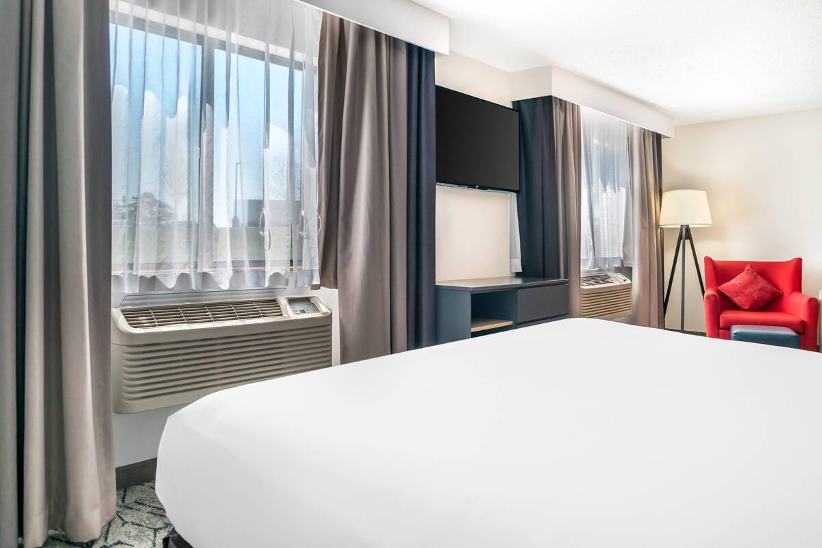 Premium bedding, down comforters, pillowtop beds, in-room safe