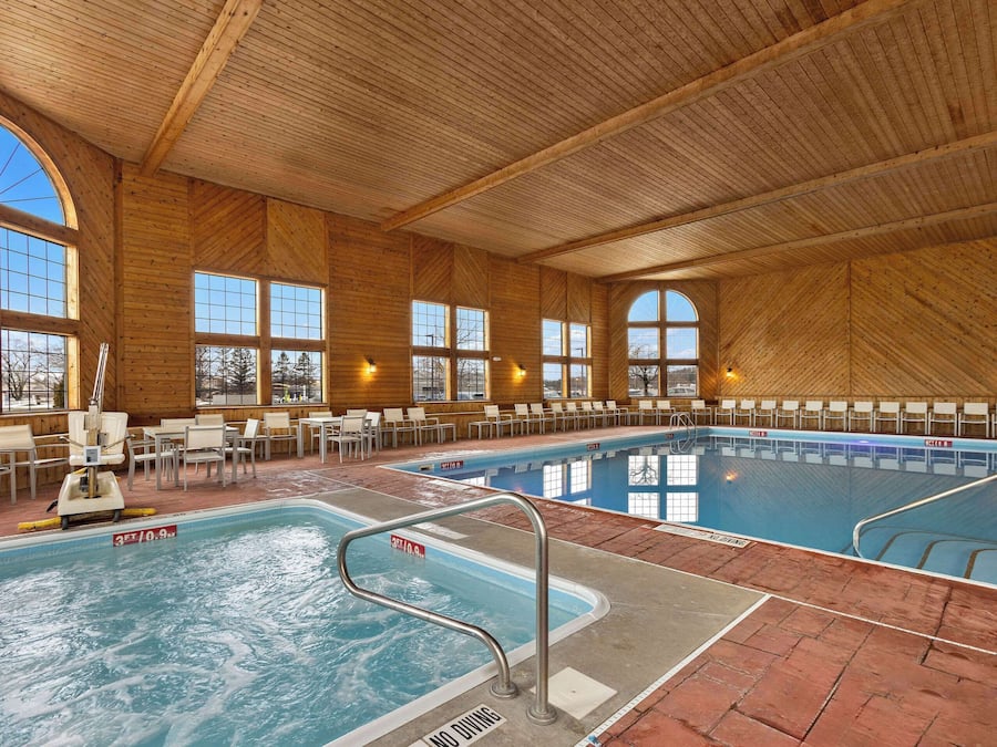 Piscine couverte, chaises longues