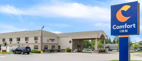A Comfort Inn hotel with a clear entrance, a parking lot, and a well-maintained lawn area.
