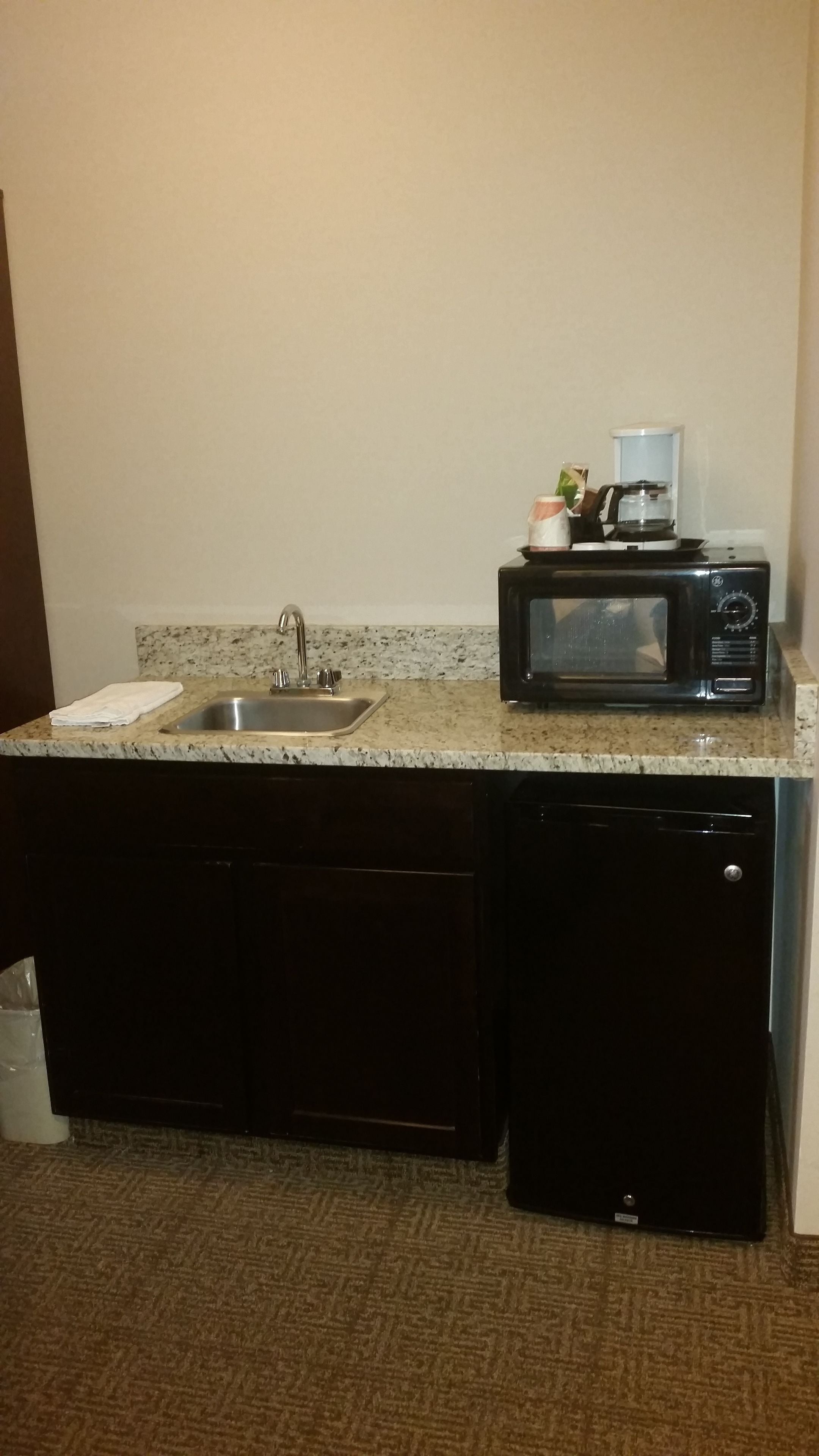 standard room, multiple beds, non smoking (1 queen bed, bunk beds) | premium bedding, desk, laptop workspace, iron/ironing board