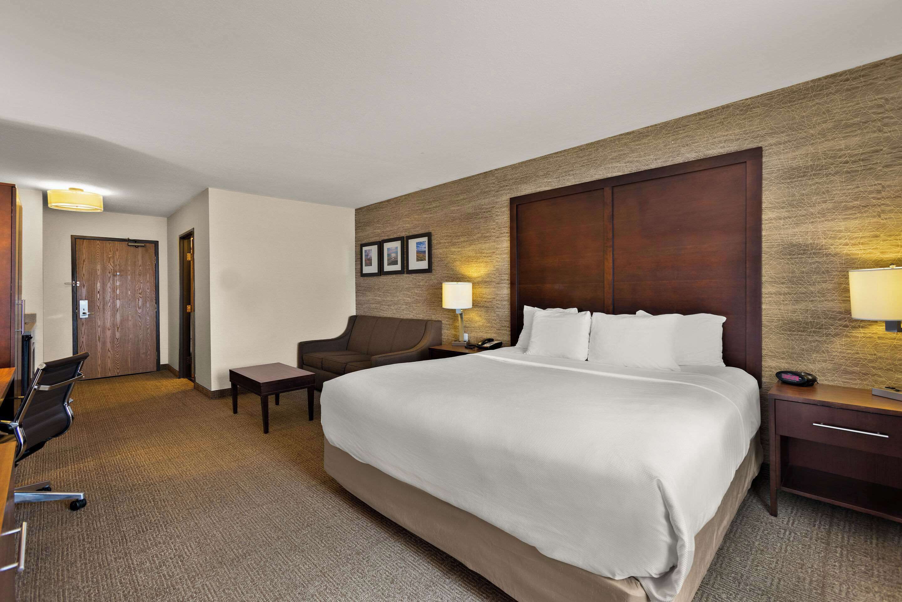 Seprai premium, meja kerja, dan ruang kerja ramah laptop