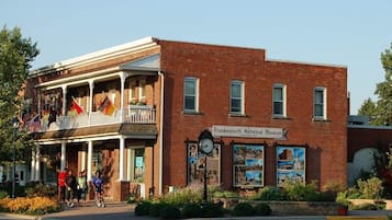 A two-story building with a balcony, a sign for the Frankenmuth Historical Museum, and American flags.