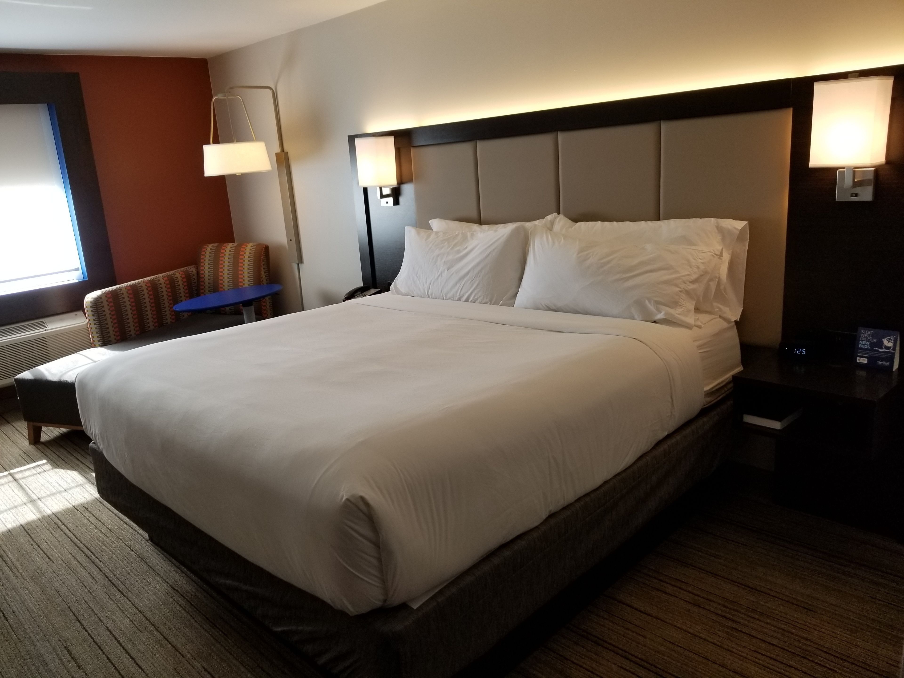 standard room, 1 king bed | 1 bedroom, pillow-top beds, in-room safe, desk