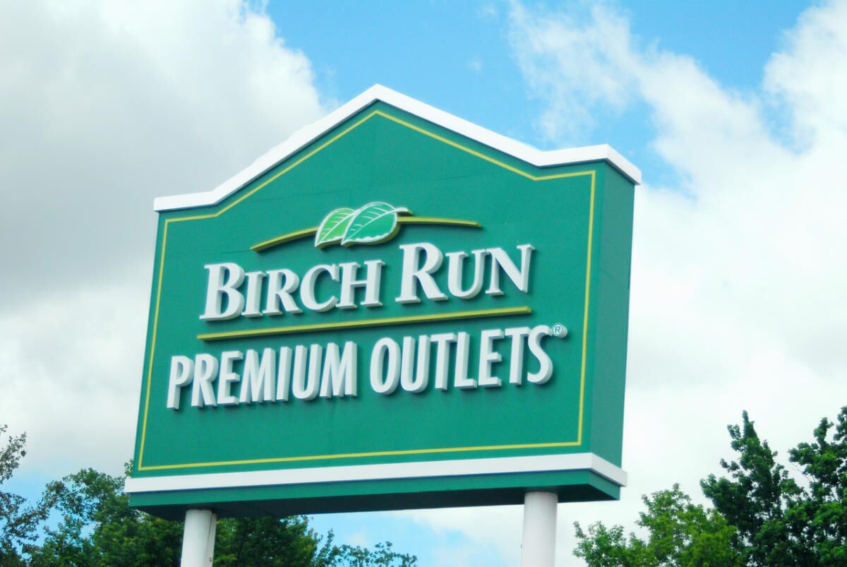 A sign for Birch Run Premium Outlets.