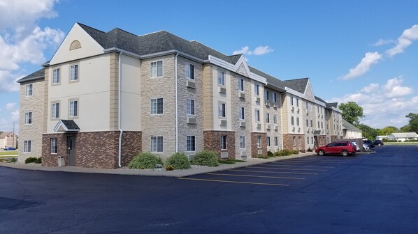 Stylish residential building with a central entrance and parking facilities available.