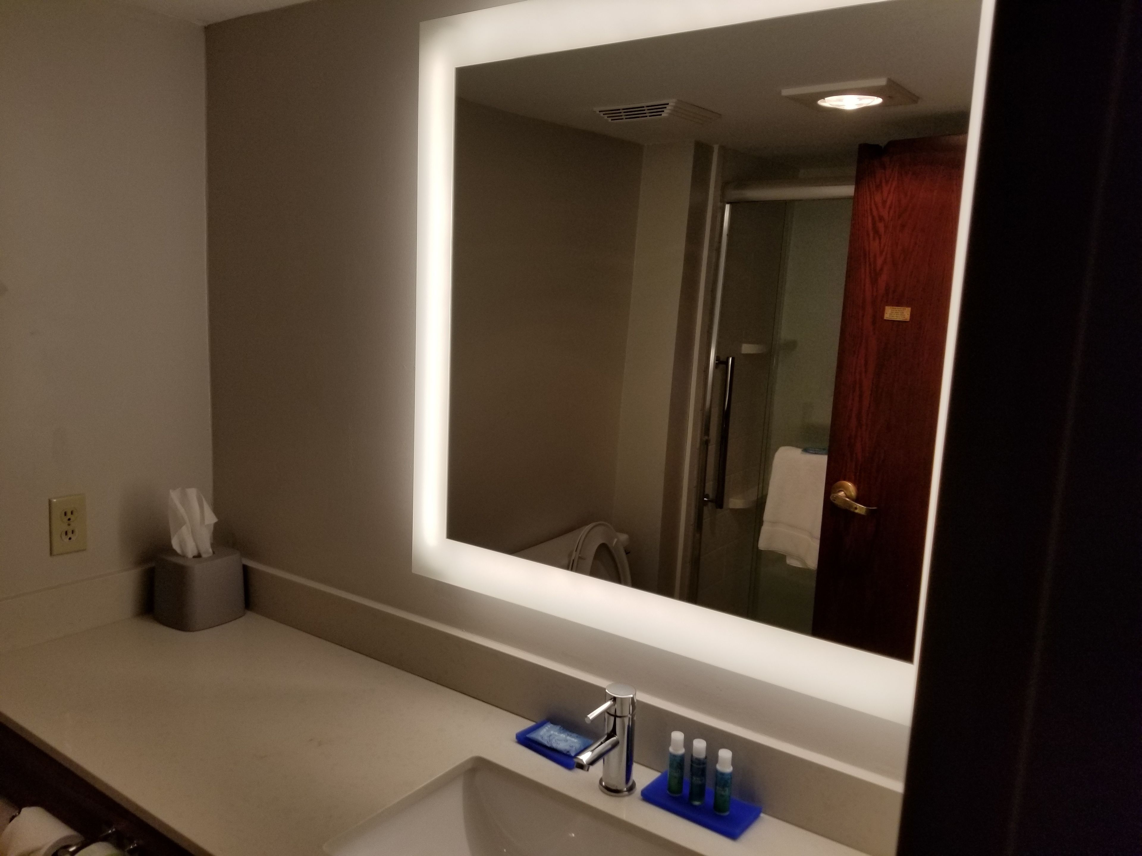 combined shower/bathtub, hair dryer, towels