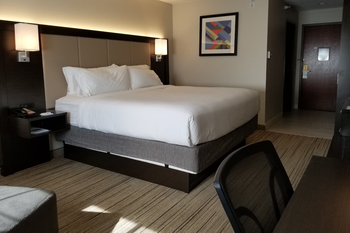 Standard Room, 1 King Bed | Pillowtop beds, in-room safe, desk, laptop workspace