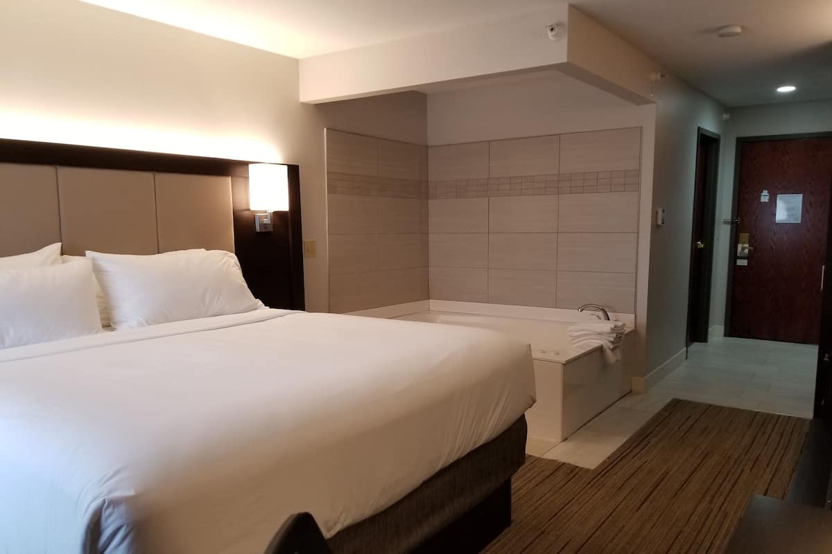 Standard Room, 1 King Bed, Jetted Tub | Pillowtop beds, in-room safe, desk, laptop workspace