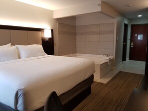 Standard Room, 1 King Bed, Jetted Tub | Pillow-top beds, in-room safe, desk, laptop workspace