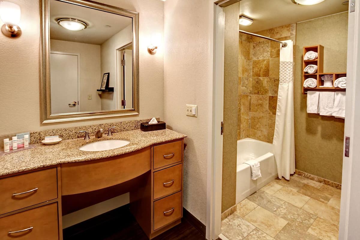 Salle de bain | Ensemble baignoire-douche, articles de toilette (gratuits)