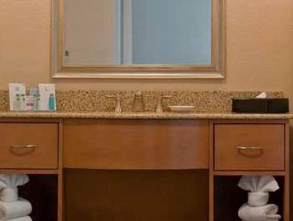 Salle de bain | Ensemble baignoire-douche, articles de toilette (gratuits)