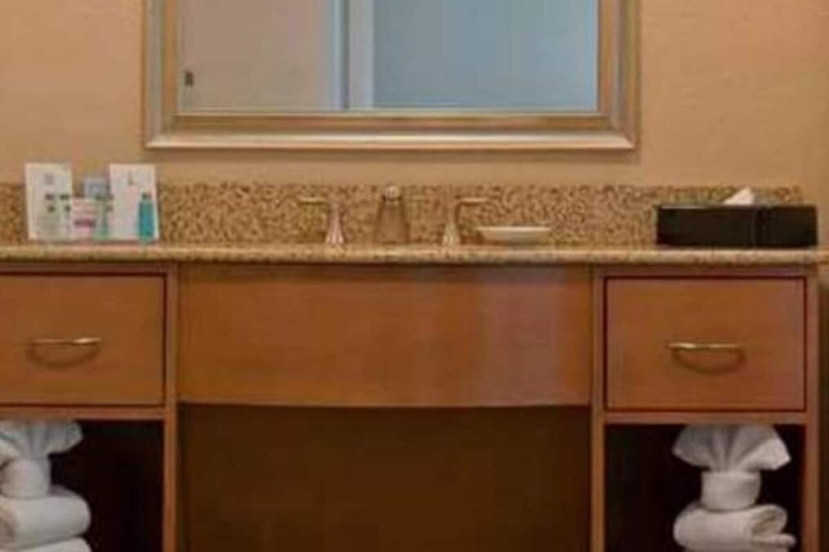 Salle de bain | Ensemble baignoire-douche, articles de toilette (gratuits)