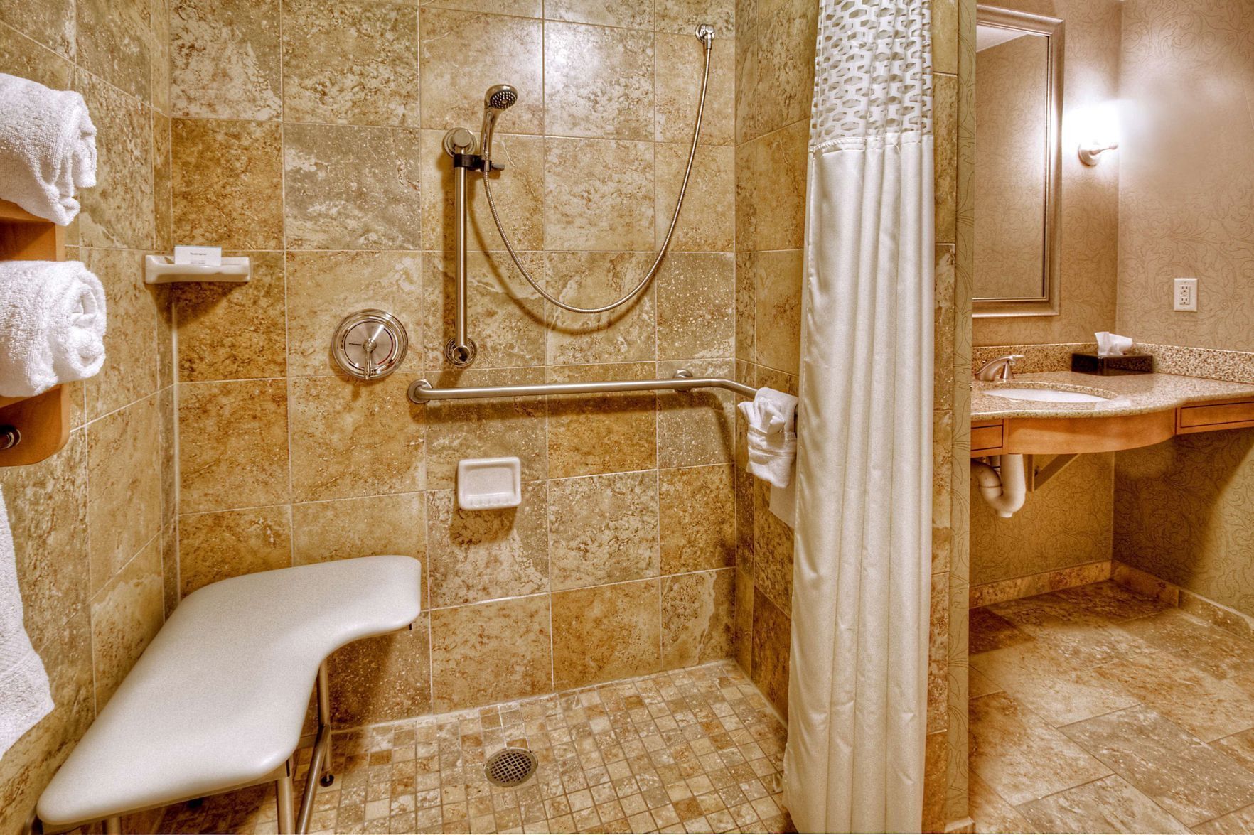 Salle de bain | Ensemble baignoire-douche, articles de toilette (gratuits)