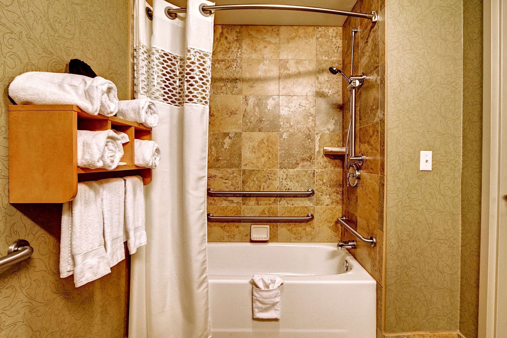 Salle de bain | Ensemble baignoire-douche, articles de toilette (gratuits)
