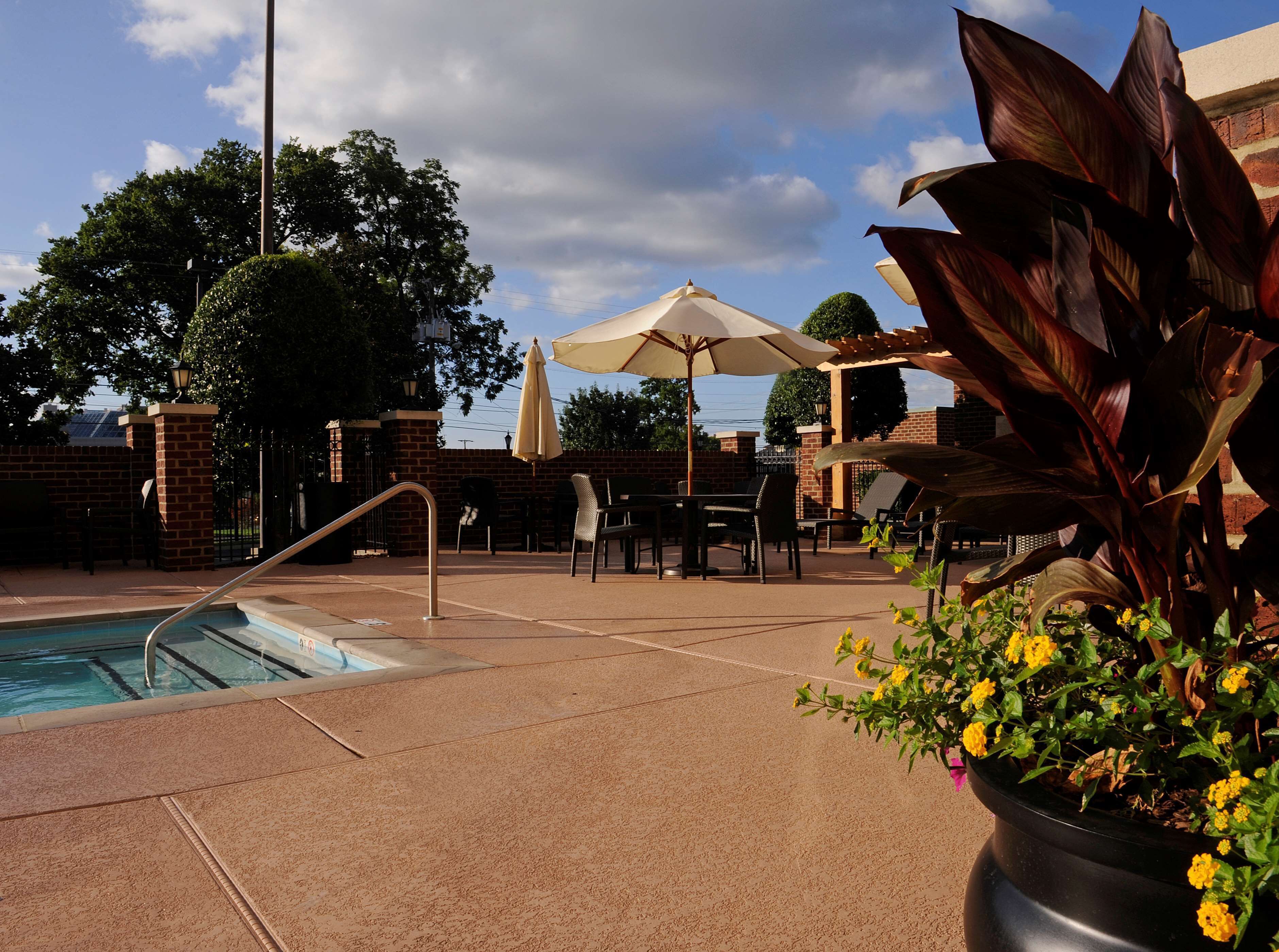 seasonal outdoor pool, open 9:00 am to 9:00 pm, pool loungers