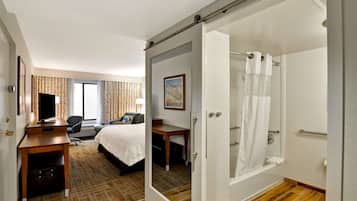 Habitación, 1 cama King size, con acceso para personas discapacitadas, tina | Ropa de cama hipoalergénica, escritorio y cortinas blackout