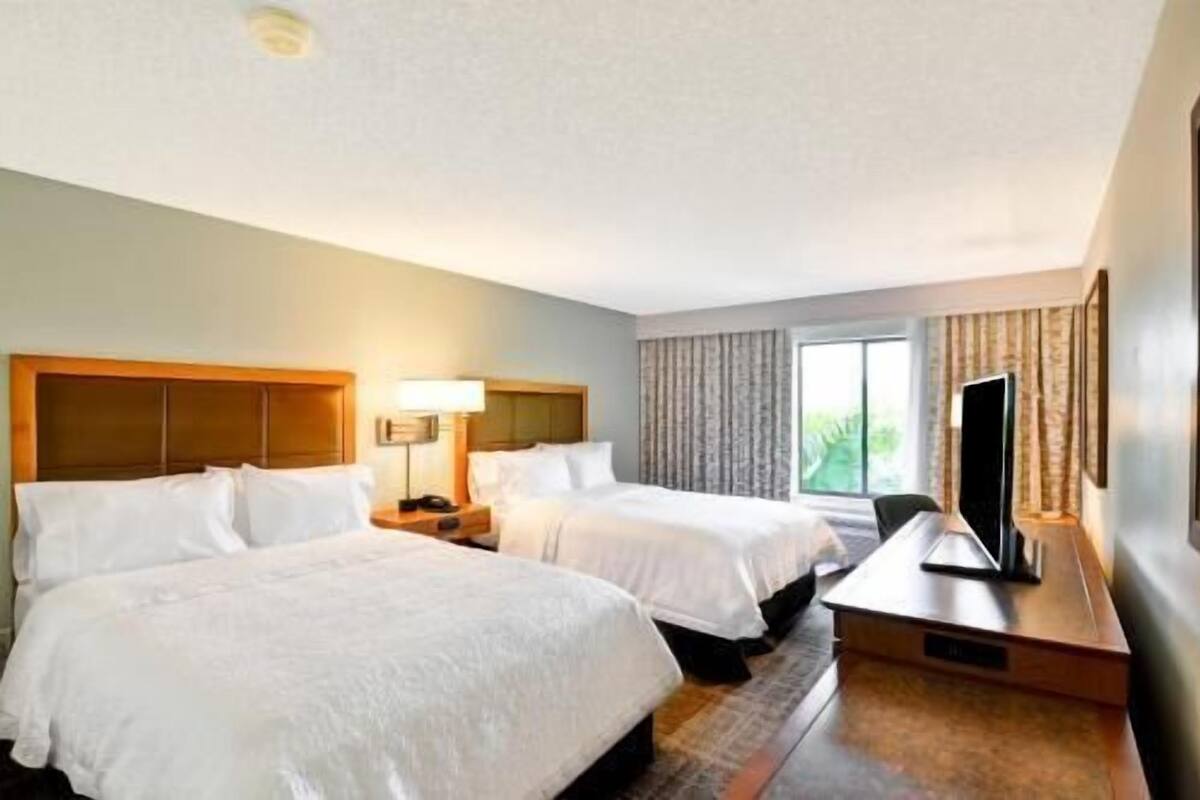 Roba de llit hipoal·lergògena, escriptori i cortines opaques