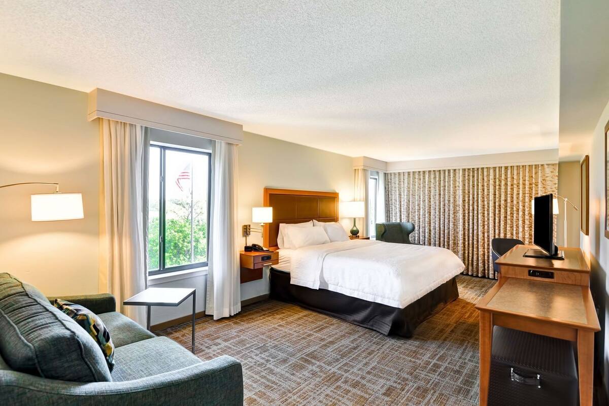 Roba de llit hipoal·lergògena, escriptori i cortines opaques