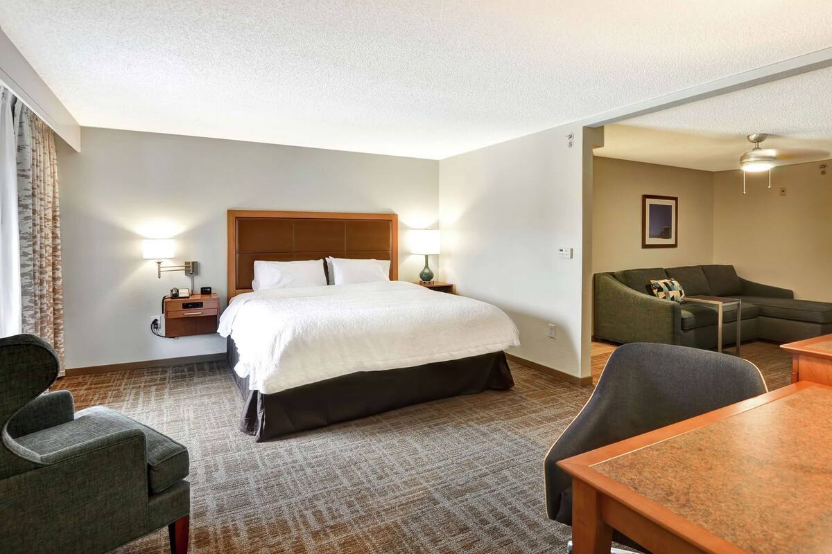 Roba de llit hipoal·lergògena, escriptori i cortines opaques