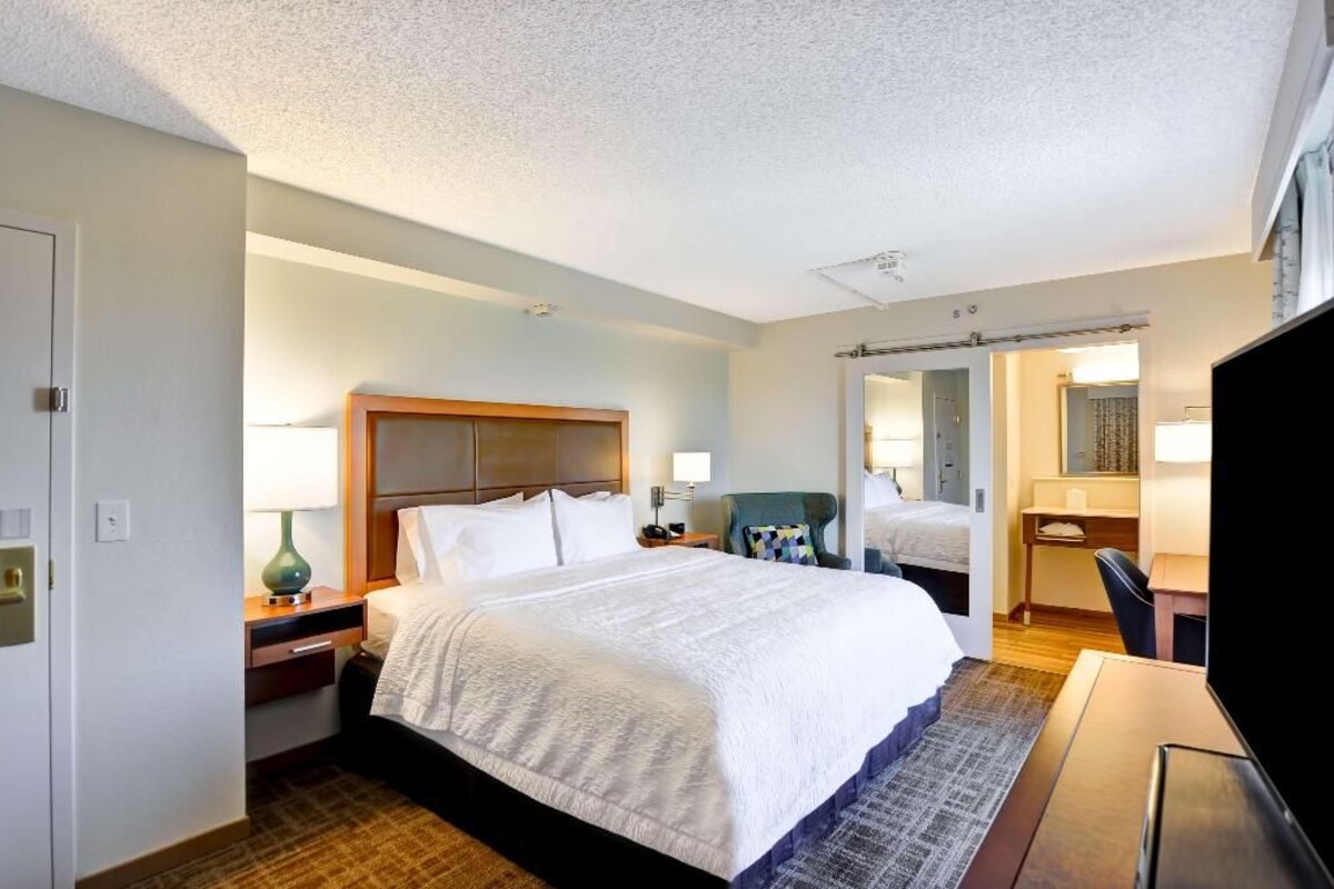 Hypo-allergenic bedding available, desk, blackout drapes