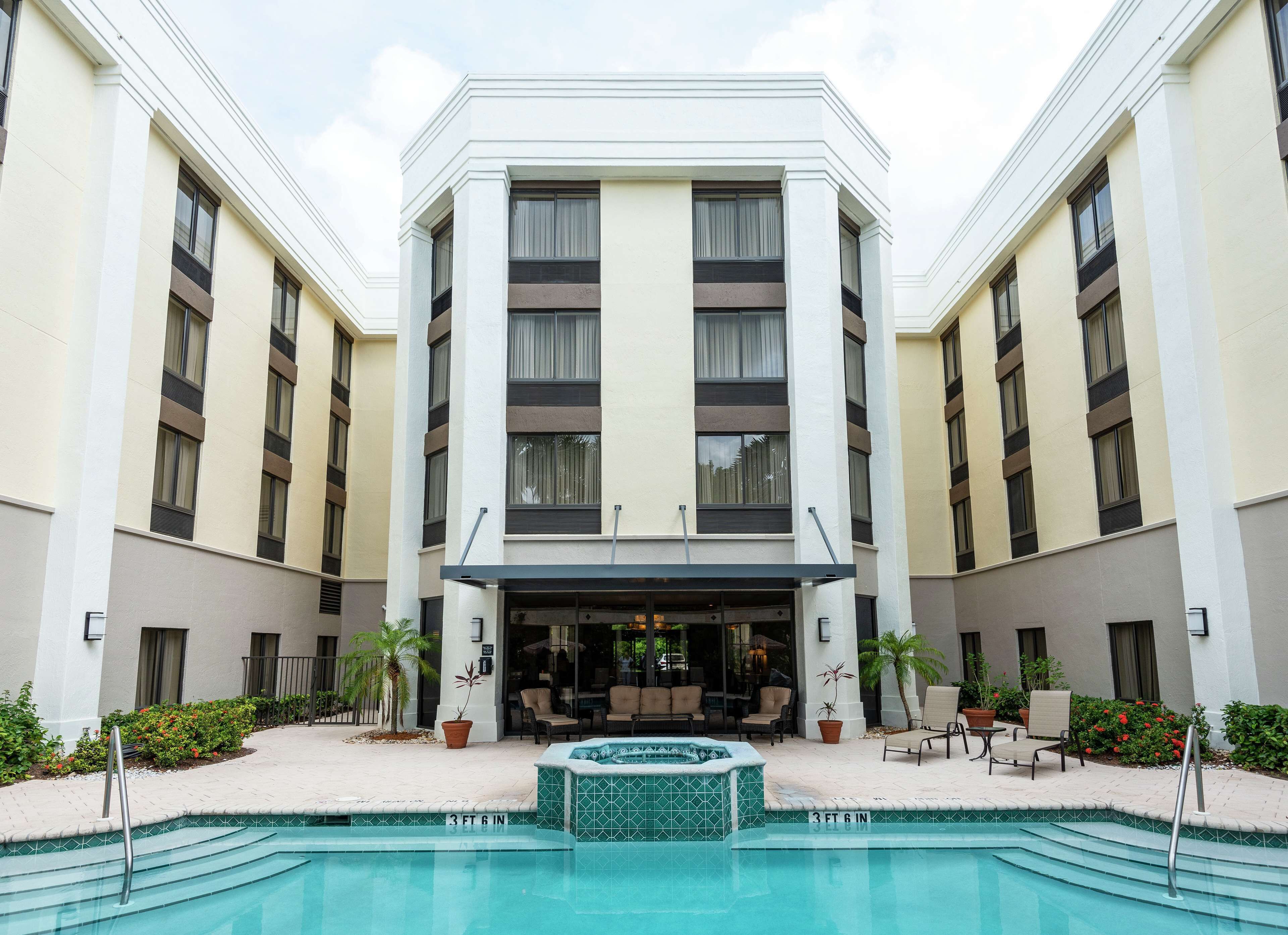 Piscina externa, espreguiçadeiras